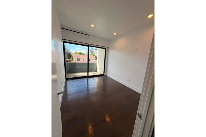 $1200 : Renta recamara (Santa Ana) image 5