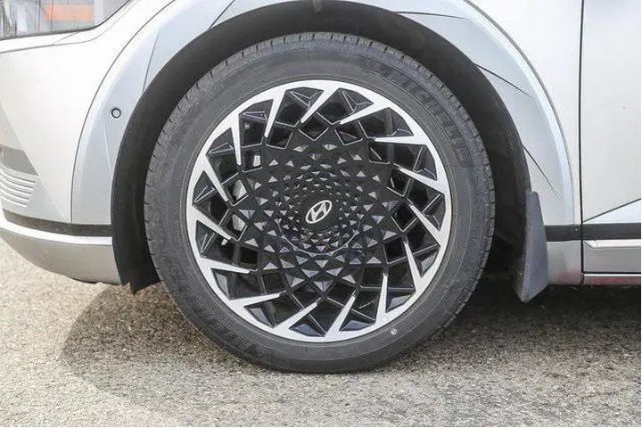 $29991 : Hyundai IONIQ 5 2023 AWD Lim image 9