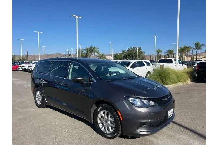 $17216 : Chrysler Voyager 2022 LX 4dr image 2