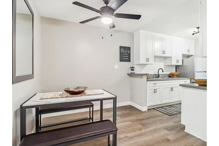 $1300 : New studio 1bed available image 5