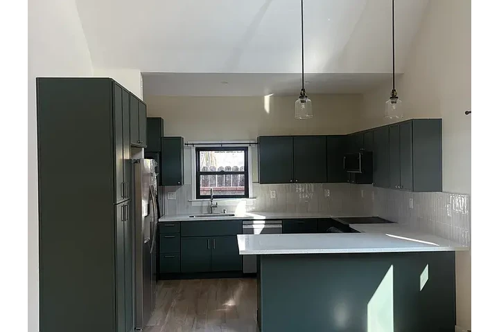 $800 : Great natural light Welcoming! image 2