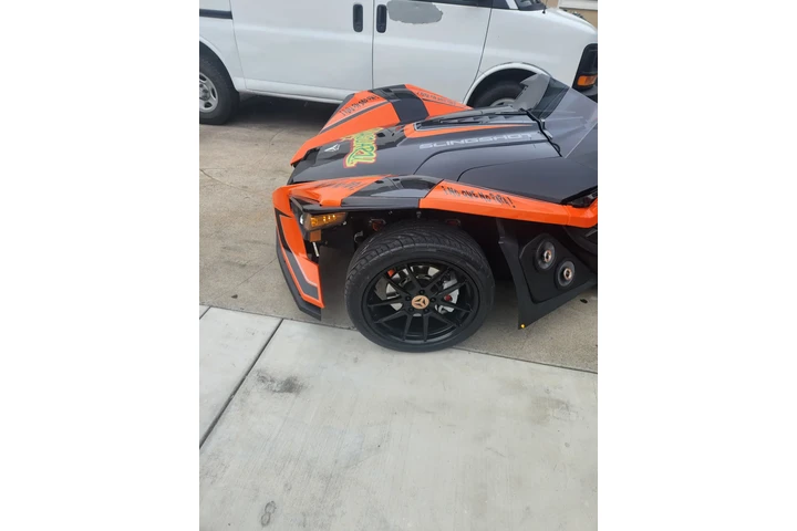 $27000 : 2017 Polaris Slingshot image 1