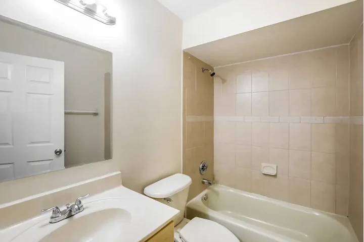 $2500 : 3 Bedroom house in Miami FL image 8