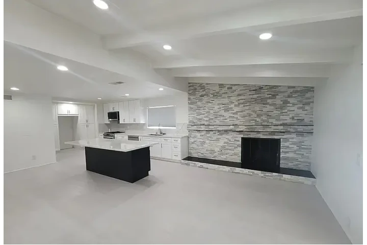 $1895 : Available 3bed & 2.5bath image 1