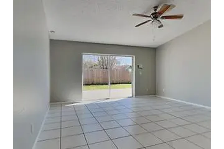 $2010 : luxury house for rent image 2