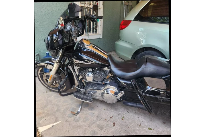 $15900 : 2015 HARLEY-DAVIDSON FLHTCU U image 4