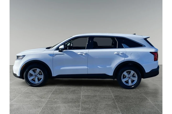 $29490 : Kia Sorento 2023 LX 4dr SUV image 2