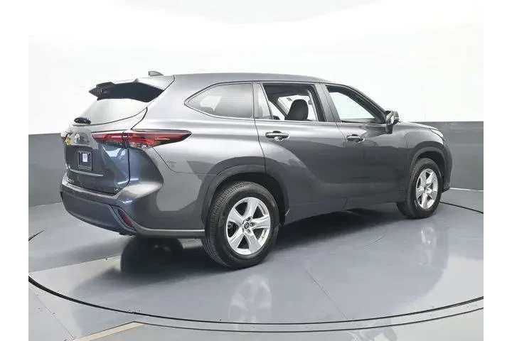 $31541 : Toyota Highlander 2024 LE 4d image 6