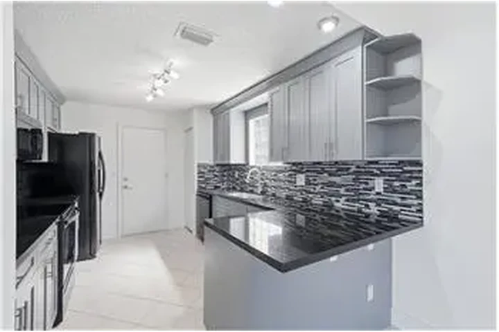 $4000 : Rental property with 3 bedro image 2