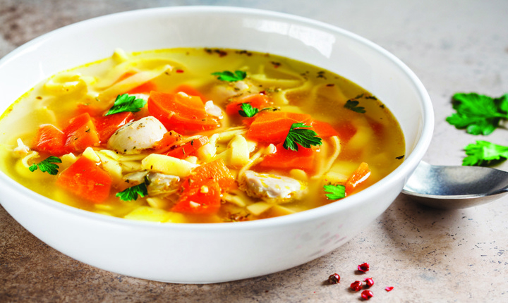 Sopa de pollo con verduras