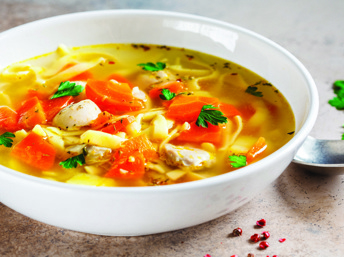 Sopa de pollo con verduras
