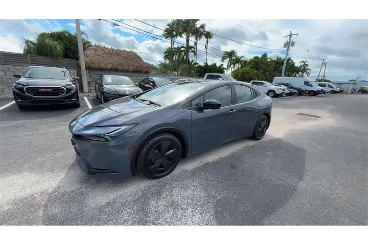 $27990 : Toyota Prius 2025 LE 4dr Hat image 4