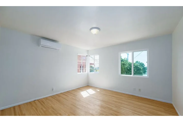 $2450 : 3 Bed 2 Bath House in Carson image 7