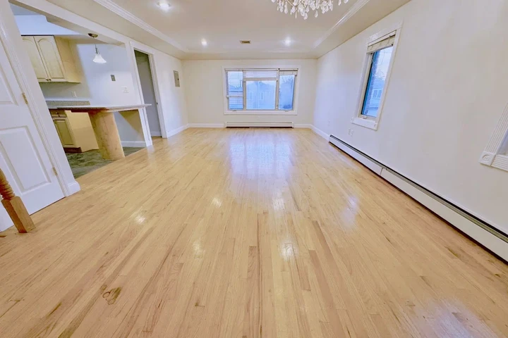 $3000 : WHITESTONE APT ELEGANTE 3BED image 2