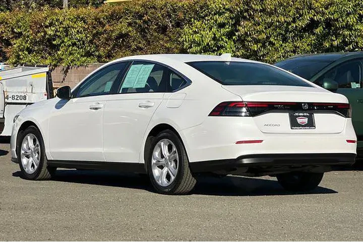 $27990 : Honda Accord 2025 LX 4dr Sed image 9