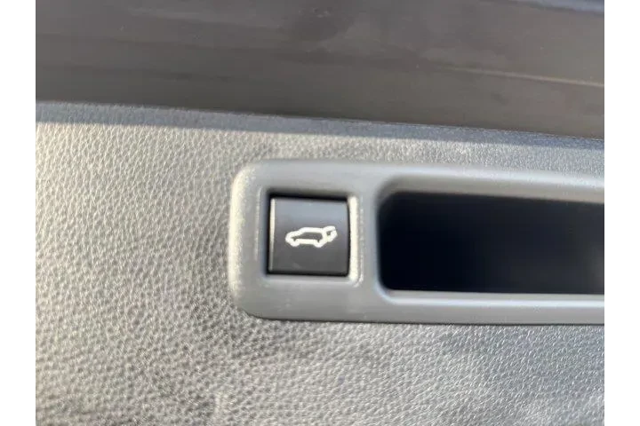 $29319 : Toyota Highlander 2023 LE 4d image 10