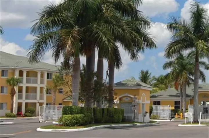 $2150 : Kendall Renta Facil 2 parqueos image 2