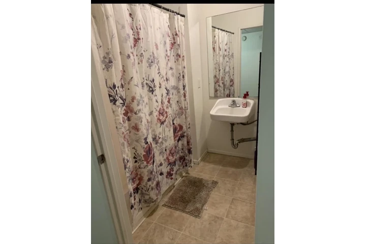 $750 : Cuarto de Renta image 4