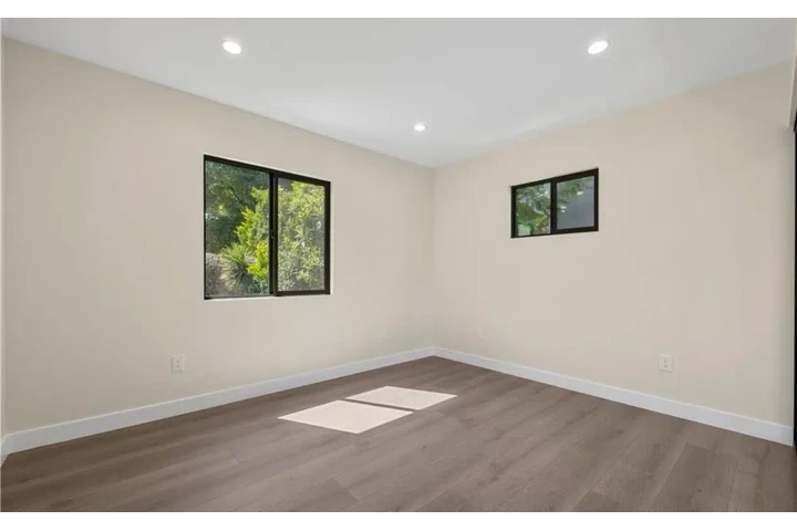 $2500 : 3 Bedroom Home in Leimert Park image 5