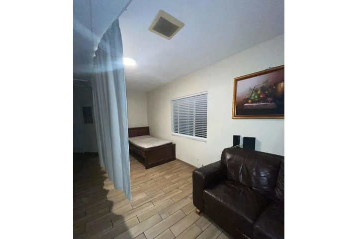 $630 : Sala en renta image 2