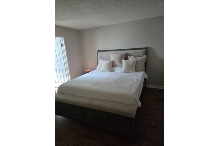 $1300 : Se renta cuarto con baño priva image 1