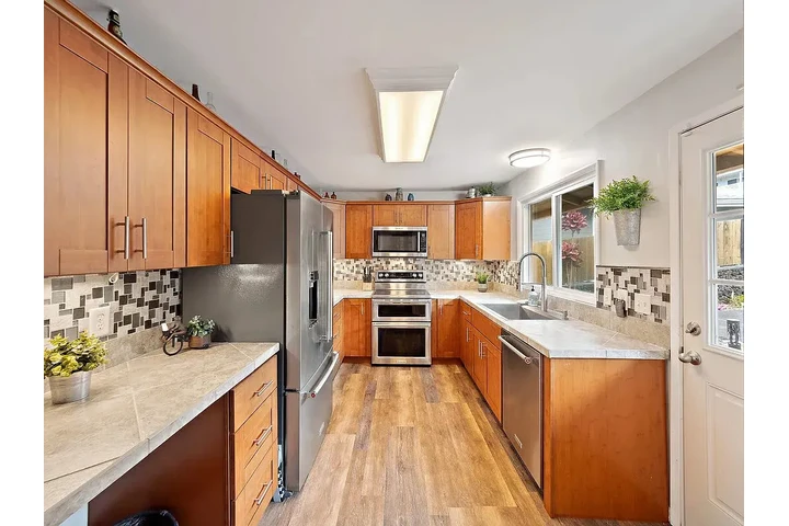 $2400 : Spacious & quiet neighborhood image 5