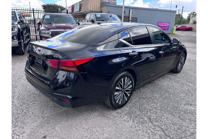2023 Altima SV image 6