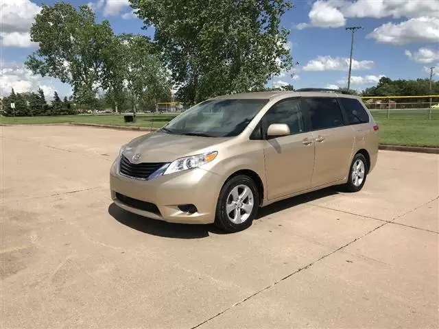 $9000 : 2014 Toyota Sienna LE minivan image 2