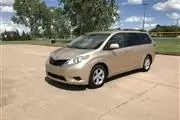 $9000 : 2014 Toyota Sienna LE minivan thumbnail