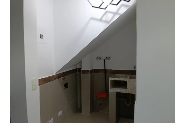 $550000 : Alquiler de estudio dama sola image 7