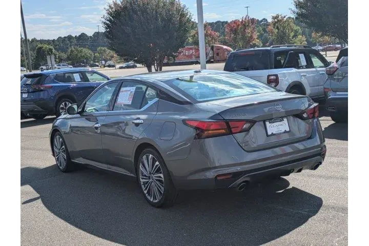$21792 : Nissan Altima 2023 2.5 SL 4d image 8