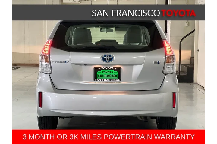 $15988 : 2012 Prius v Three image 4