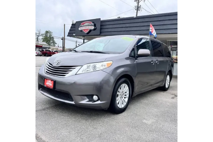 $16999 : 2015 Sienna XLE 8-Passenger image 3