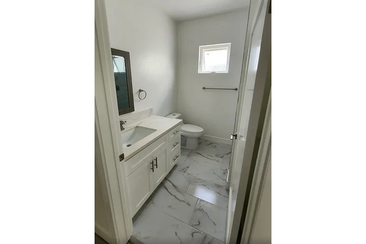 $1450 : 1 Bed 1 Bath in West Adams LA image 8