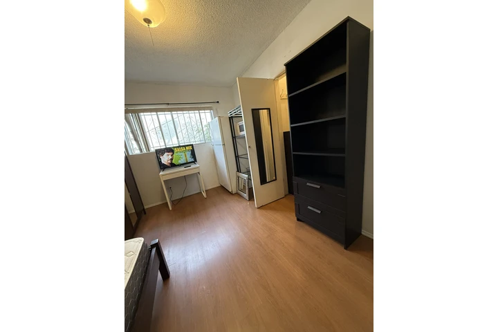 $800 : CUARTO AMUEBLADO para Mujer image 5