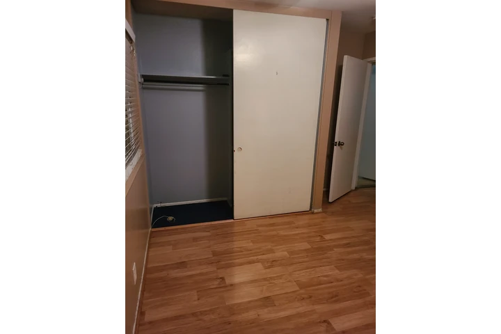 $1150 : Rento cuarto image 1