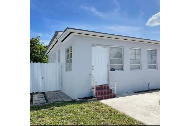 $800 : Spacious and renovated 2 bed image 1