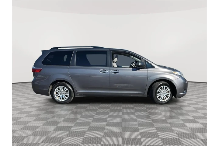 $19489 : 2017 Sienna XLE 8-Passenger image 6
