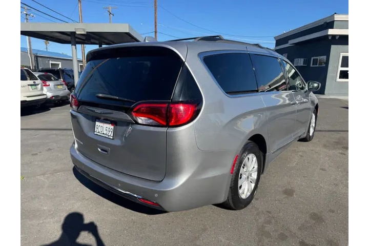 $12998 : 2017 Pacifica Touring-L image 8