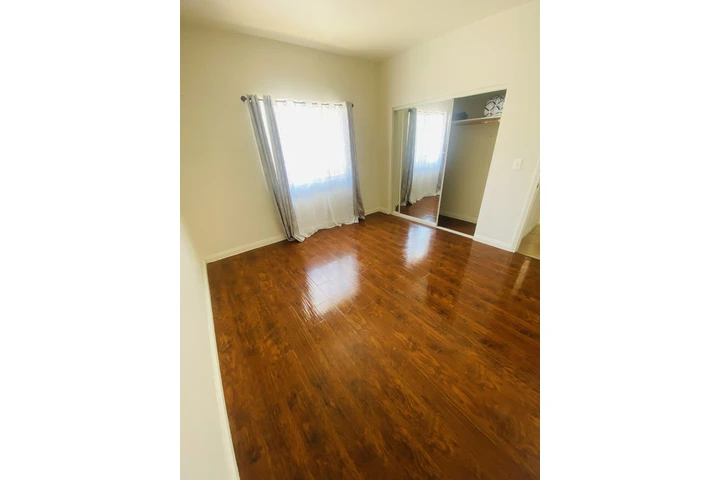 $1300 : Cuarto en Cudahy image 3