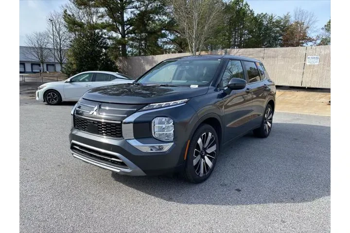 $25420 : Mitsubishi Outlander 2025 SE image 2