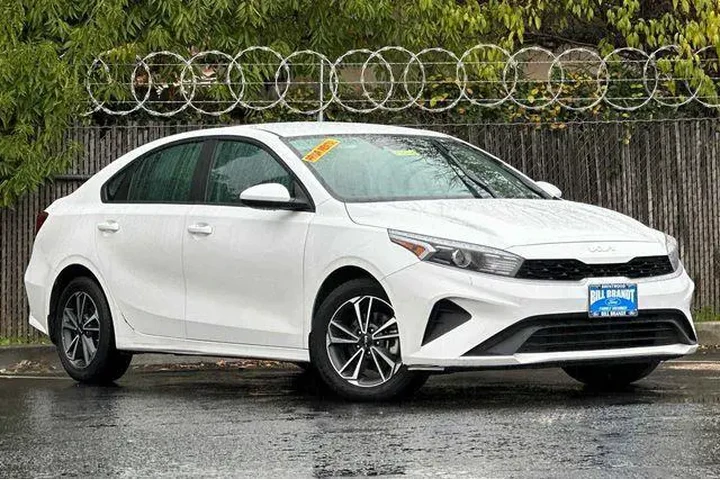 $15255 : Kia Forte 2023 LX 4dr Sedan image 2