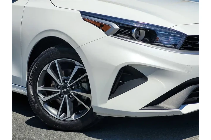 $18599 : 2023 Forte LXS image 4