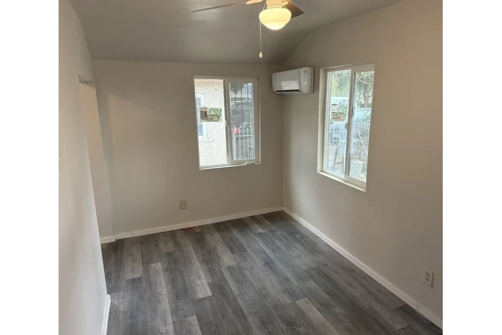 $800 : 10537 S Union Ave image 3