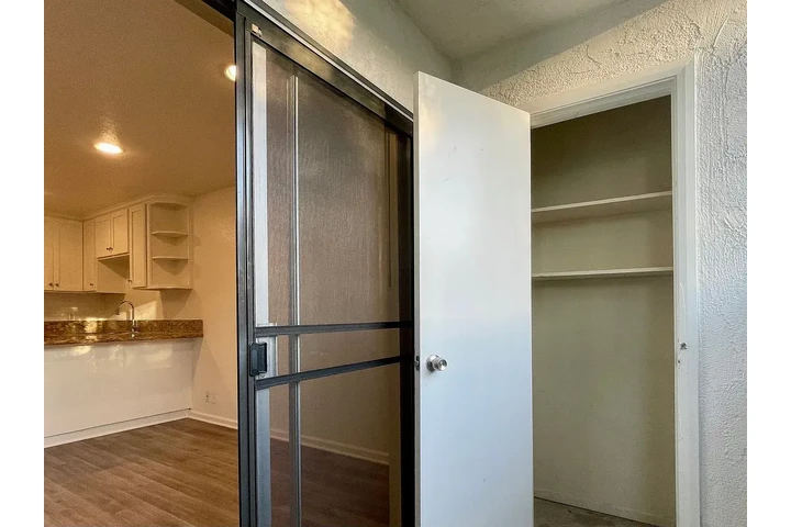 $1800 : 1 BD Apartment in Convenient D image 2