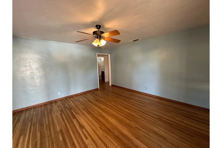 $900 : hardwood Single Family Home image 5