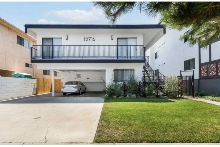 $1875 : 2 Bedroom Apt in Vermont Ave image 1
