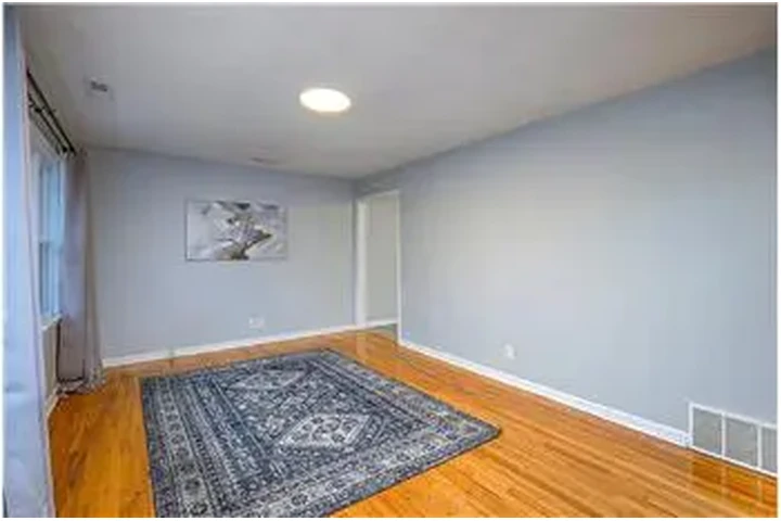 $950 : Rental property with 2 bedro image 2