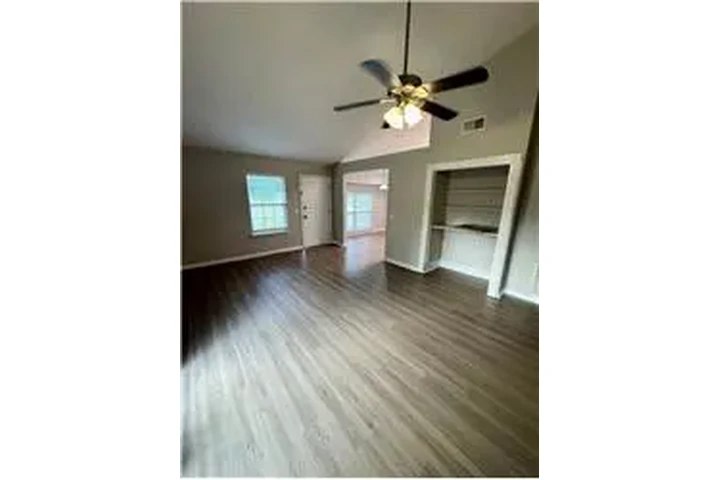 $2095 : Rental property with 3 bedro image 5