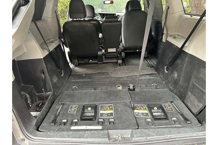 $18500 : 2017 Toyota Sienna 8 pasajeros image 6